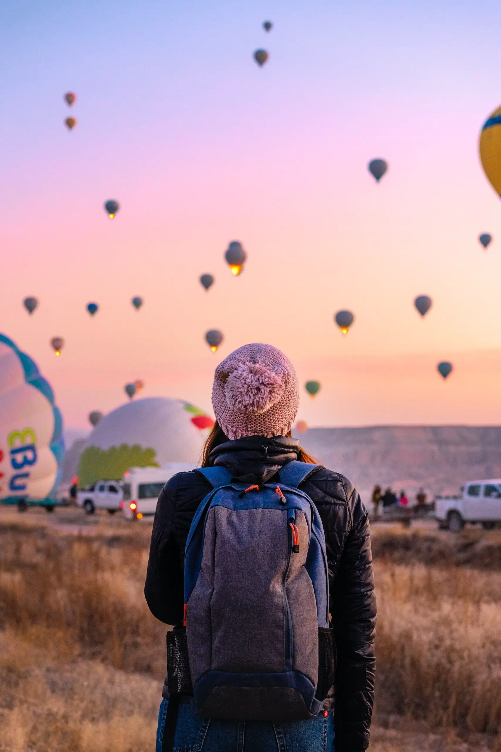 girl watching hot air balloons with polyester bag