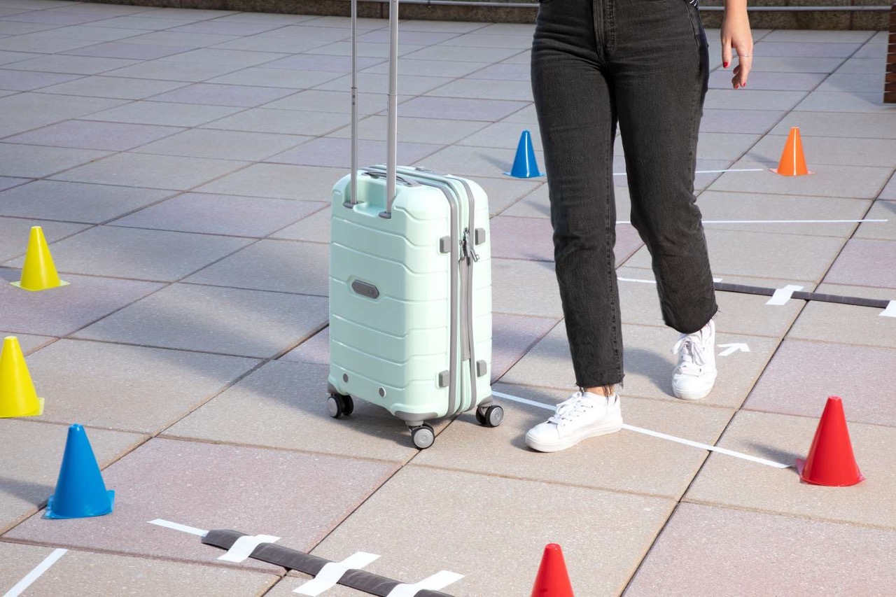 woman walking with samsonite freeform carryon